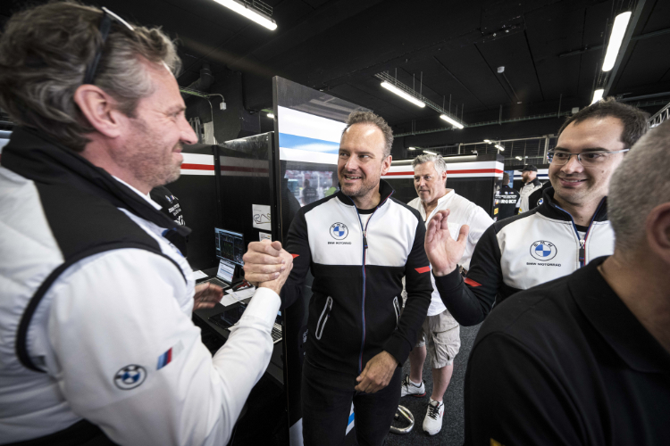 BMW-Boss Markus Flasch (Mitte) gratuliert Rennchef Marc Bongers