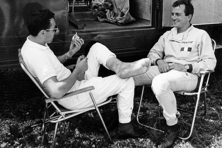 Plausch unter Freunden: Porsche-Pilot Mitter mit Gipsfuss und Ferrari-Star Scarfiotti 1966 am Rossfeld