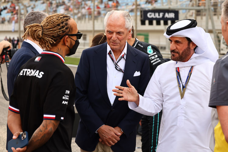 Leiws Hamilton mit FIA-Chef Mohammed Ben Sulayem (rechts)