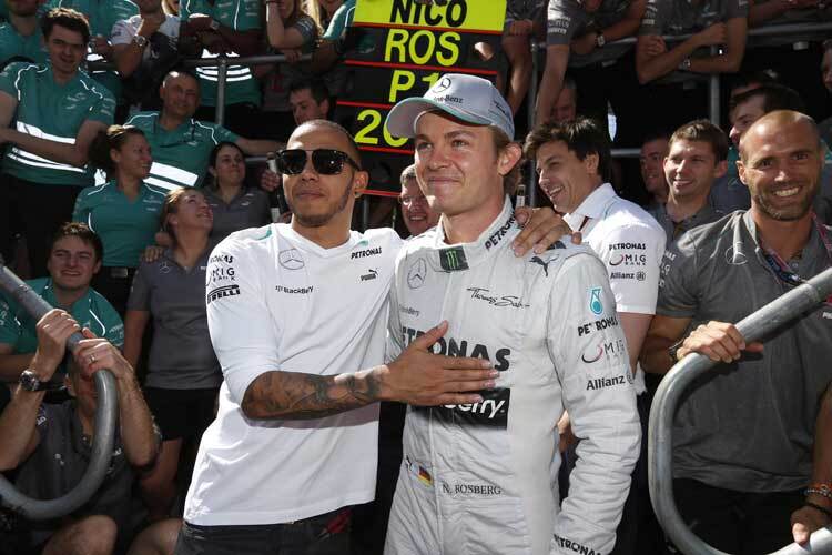 Nico Rosberg feiert mit Teamkollege Lewis Hamilton