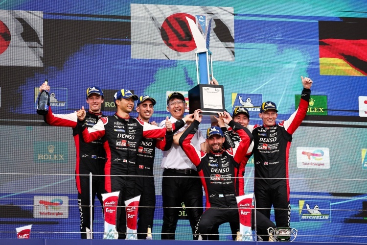 Das Toyota-Team freute sich auf dem Podium über den Titel in der Hersteller-Wertung