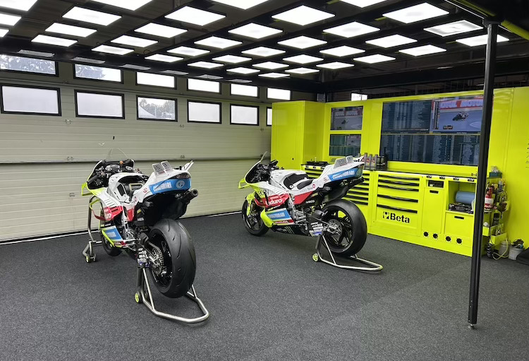 Die Morbidelli-Seite der VR46-Garage in Brünn. «Morbido» kann verletzt nicht fahren – seine Bikes stehen trotzdem bereit