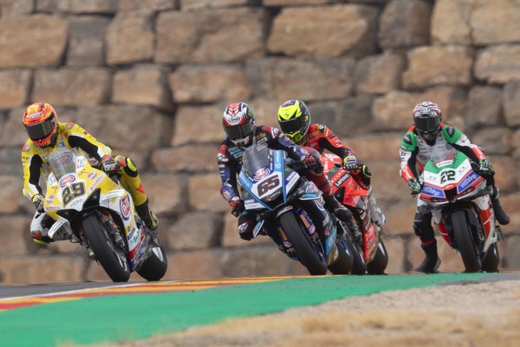 Jonathan Rea (65) im Sandwich der Ducati-Piloten Andrea Iannone und Alvaro Bautista