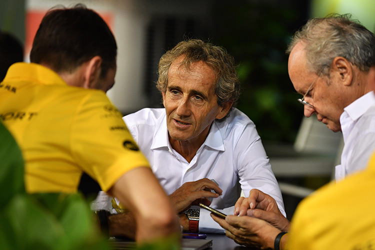 Alain Prost (Mitte) mit Renault-Teamchef Abiteboul (links) und Renault-Sport-Präsident Stoll (rechts)