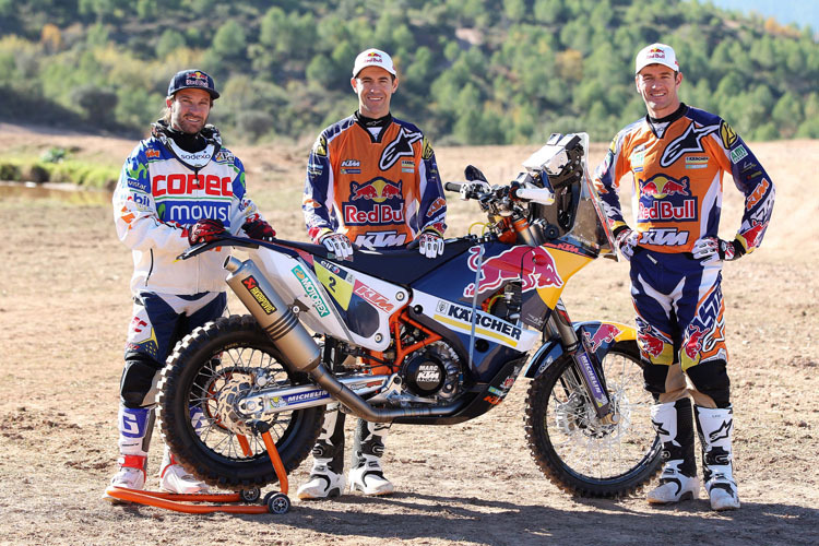 Gedämpfte Stimmung beim Team-Fotoshooting für die Dakar: Die KTM-Werksfahrer Chaleco Lopez, Ruben Faria und Marc Coma (v. li.) mussten ohne Kurt Caselli posieren