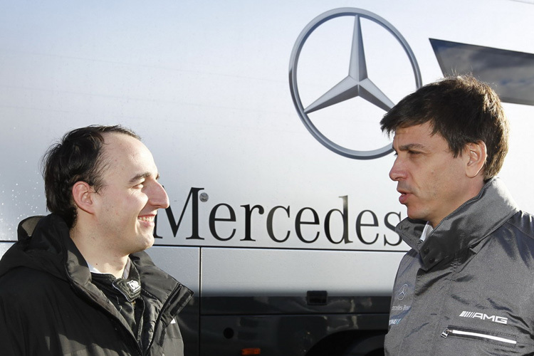 Mercedes-Rennchef Toto Wolff (rechts) glaubt an Robert Kubica