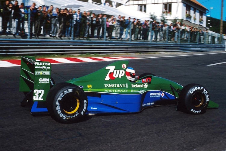 Schumacher mit seinem Jordan in der La Source-Haarnadel