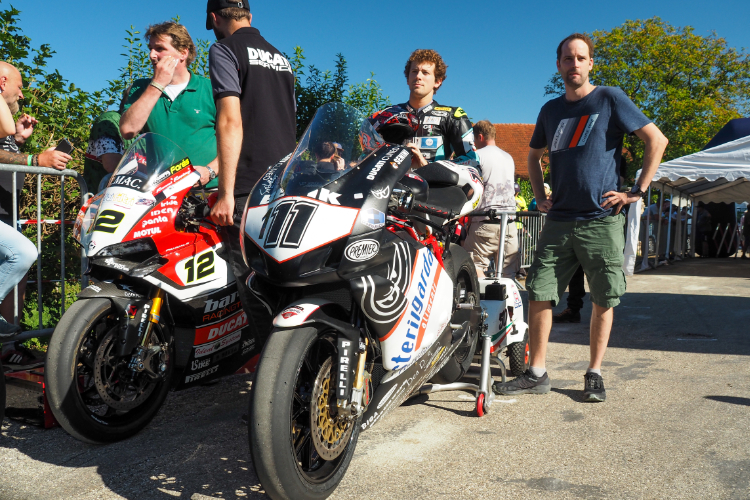 Links die Ducati von Xavi Fores, mit der 111 fuhr Ruben Xaus