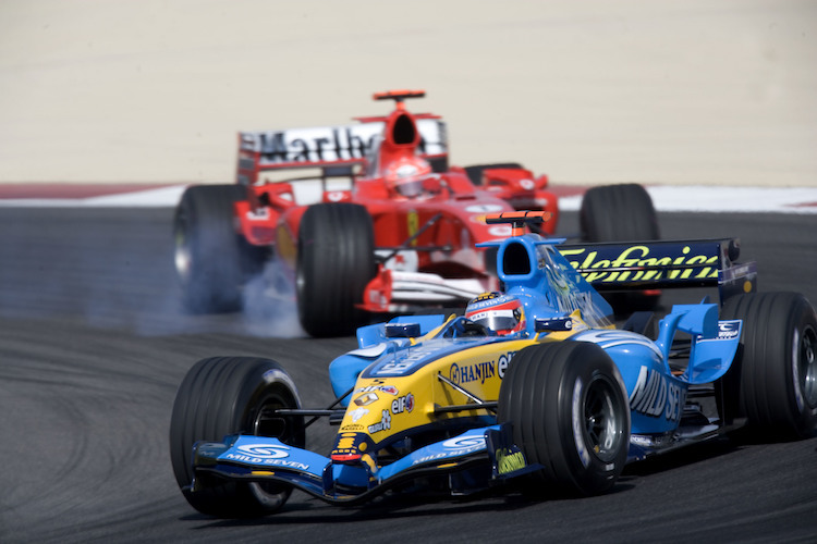 Fernando Alonso 2005 in Bahrain vor Michael Schumacher