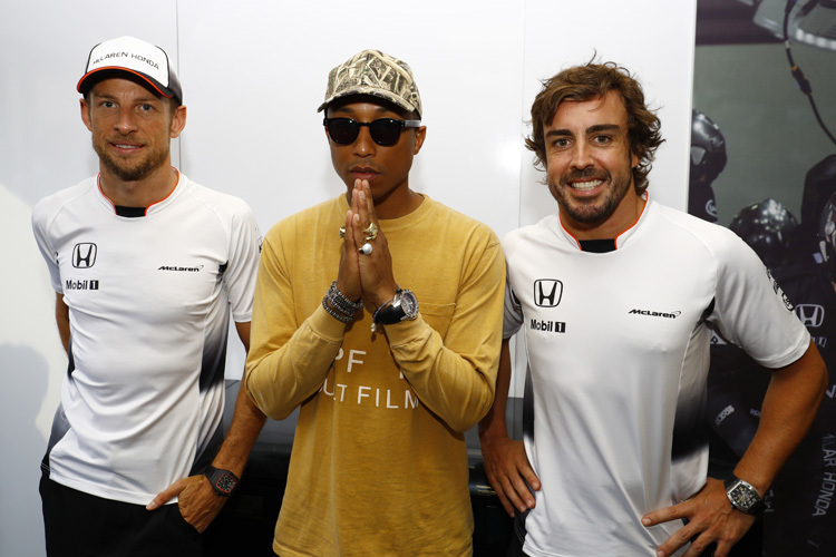 Da half auch beten nichts: Pharrell Williams mit Jenson Button und Fernando Alonso