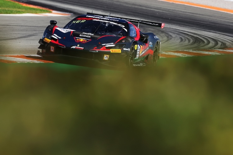 Ferrari-Sieg-im-Unfallchaos-von-Valencia