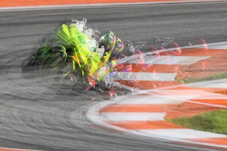 Bildmontage: Bei den Parallelvideos wird sichtbar, wo die Fahrer bremsen, welche Linie sie wählen, wo sie einlenken und wieder beschleunigen. Im Bild: Franco Morbidelli und Fabio Quartararo