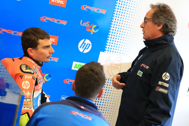 Sito Pons (rechts) im Gespräch mit seinem Fahrer Lorenzo Baldassarri