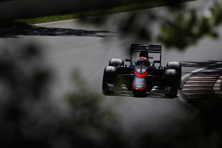 McLaren-Honda-Pilot Jenson Button muss im Kanada-GP zur Strafe ein Mal durch die Boxengasse