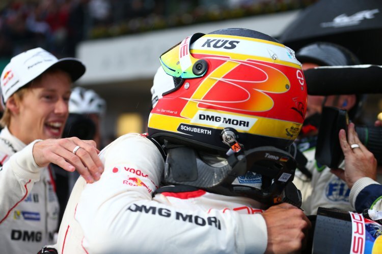 Jubel der Mexiko-Sieger: Mark Webber umarmt Timo Bernhard (mit Helm); dahinter Brendon Hartley