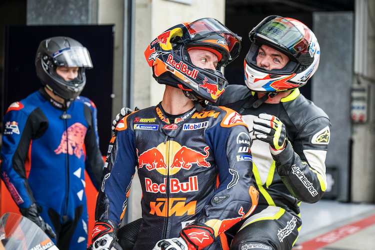 Matthias Walkner auf dem Rücksitz bei Jonas Folger