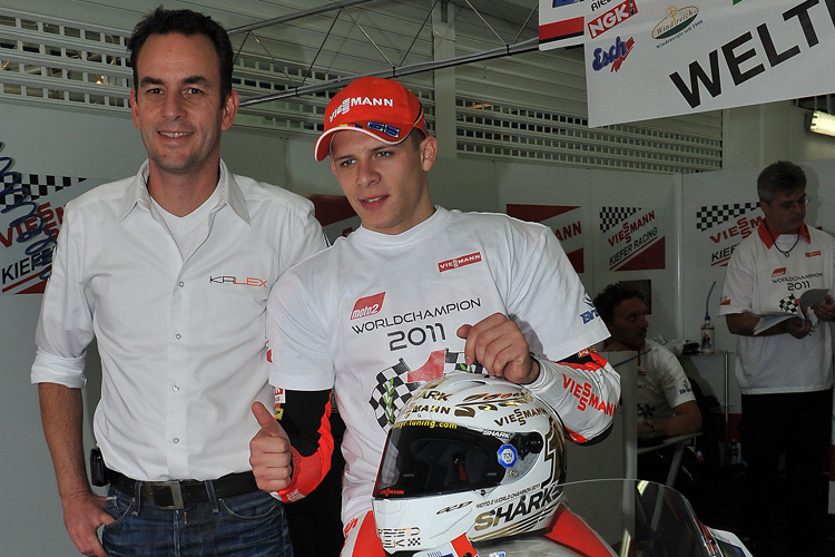 November 2011: Alex Baumgärtel mit Moto2-Weltmeister Stefan Bradl