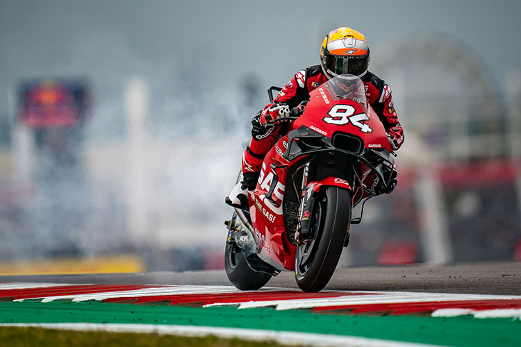 Folger mit rauchendem Bike zu Beginn des FP1