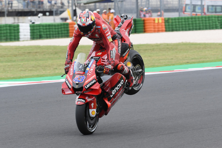 Die Bestzeit feierte Miller natürlich mit einem Stoppie