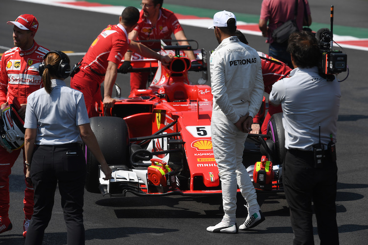 Lewis Hamilton schaut sich 2017 den Ferrari an