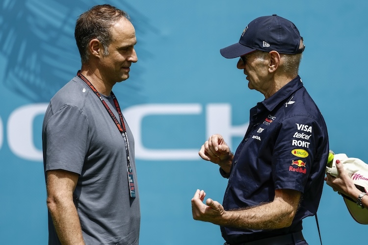 Red Bull-CEO Oliver Mintzlaff im Gespräch mit Adrian Newey