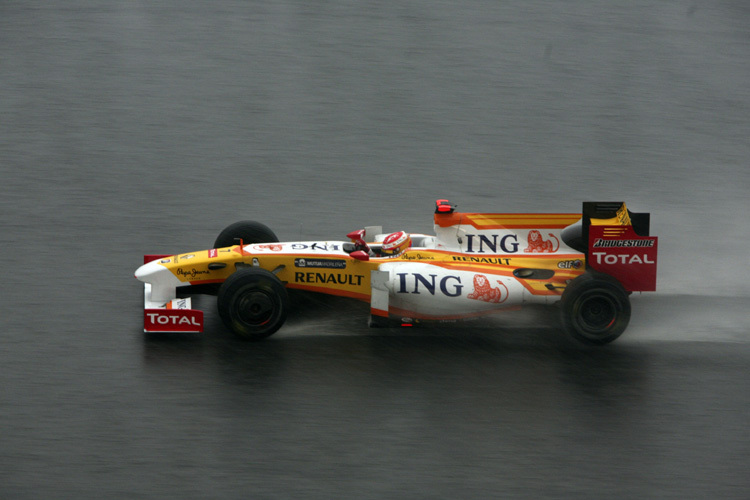 Fernando Alonso pflügt durch den Regen von Sepang
