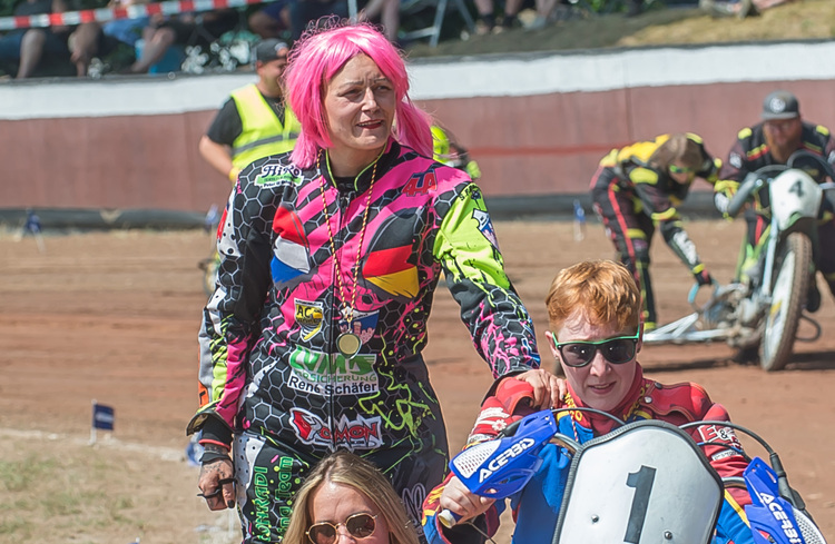 Desiree Holstein hier mit pinker Perücke und Nicole Standke in Hechthausen