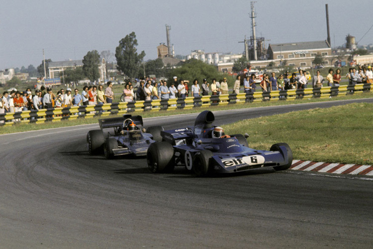 Argentinien 1973: Jackie Stewart im Tyrrell vor Emerson Fittipaldi im Lotus, dem Weltmeister mit der Nummer 2
