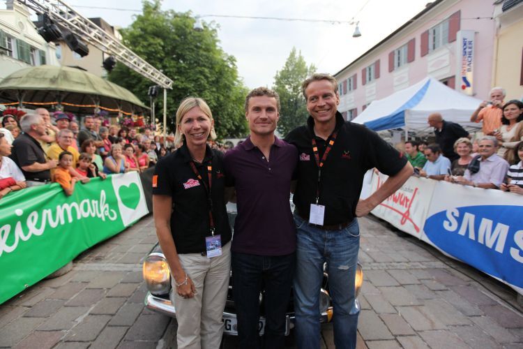 David Coulthard mit dem Sieger-Duo.