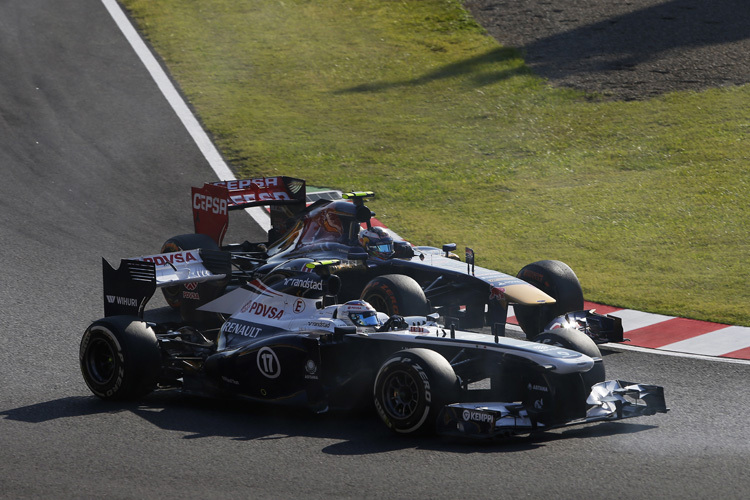 Daniel Ricciardo (hinten) greift Williams-Fahrer Valtteri Bottas an