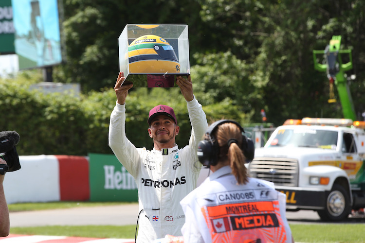 Lewis Hamilton 2017 mit Senna-Helm