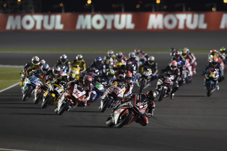 Moto2-Start in Katar: Jonas Folger (94) bereits an der Spitze