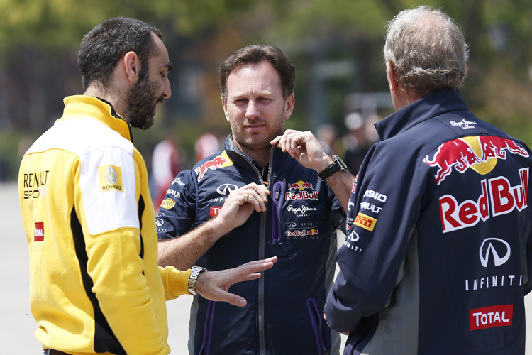 Christian Horner (Mitte) mit Cyril Abiteboul und Red-Bull-Motorsportchef Dr. Helmut Marko