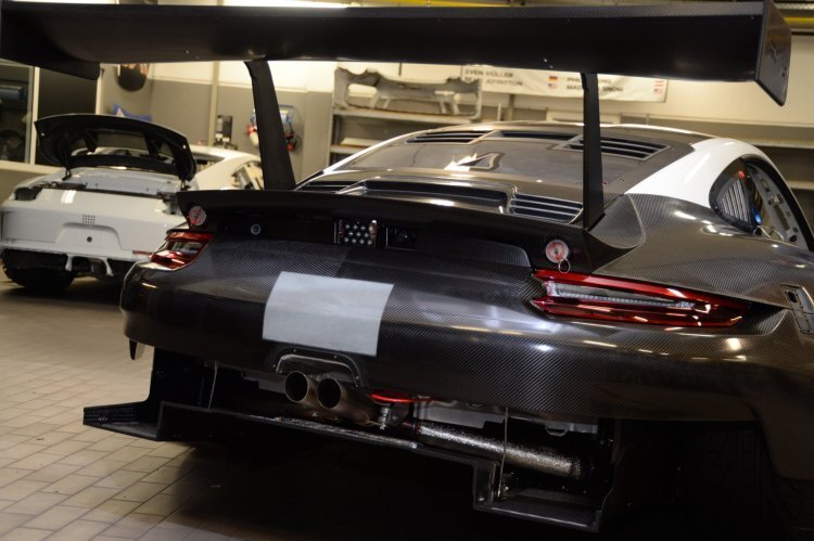 Durch den nach vorn gerückten Motor ist im Heck des Porsche 911 RSR Platz für einen großen Diffusor 