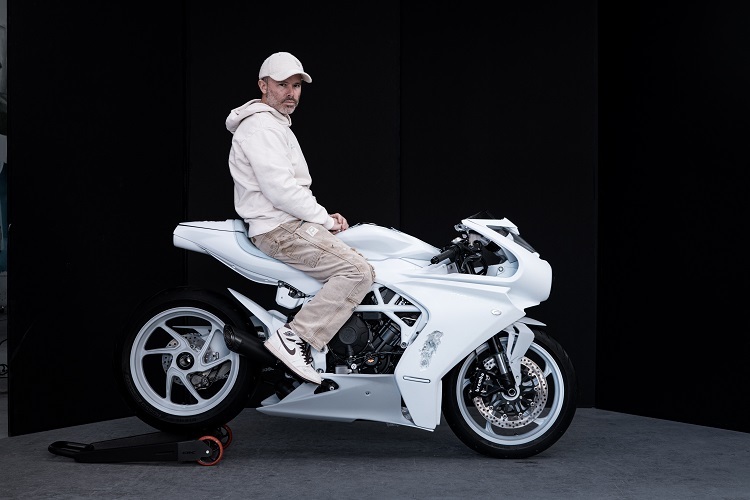 Der New Yorker Künstler Daniel Arsham auf der von ihm gestalteten MV Agusta Superveloce 