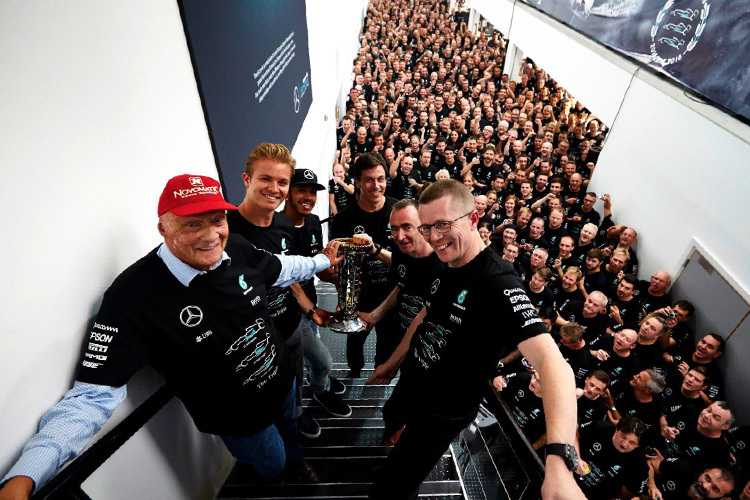 Im Mercedes-Werk: Vorne links Niki Lauda, rechts Motorenchef Andy Cowell