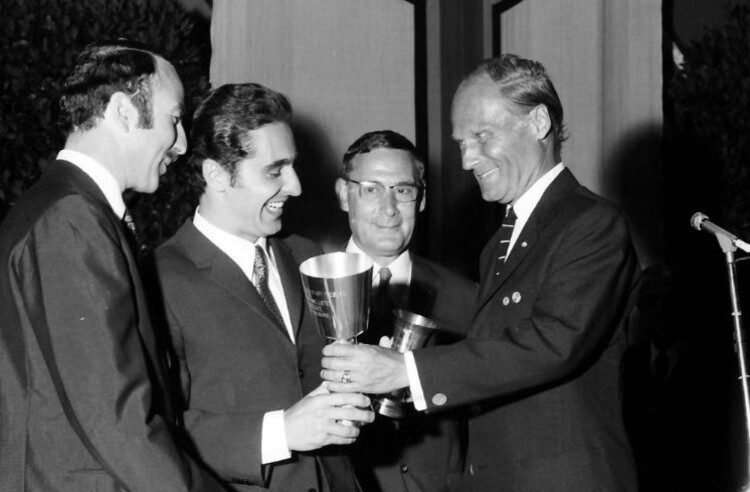Freiburgs Oberbürgermeister Eugen Keidel überreicht 1969 Peter Schetty den Siegerpokal im Rahmen einer würdigen Feier im Alten Rathaus am Münsterplatz