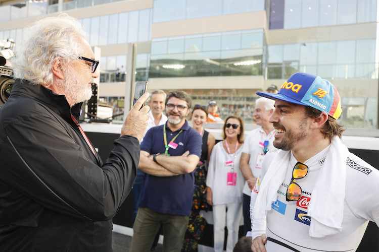 Flavio Briatore, Luis Garcia Abad (im blauen Shirt) und Fernando Alonso in Abu Dhabi