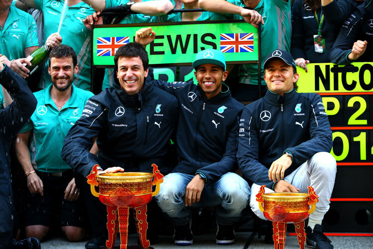 Toto Wolff feierte mit Lewis Hamilton und Nico Rosberg den vierten Sieg im vierten Rennen