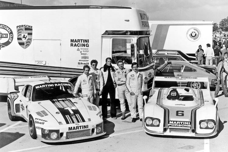 Die Porsche-Piloten Manfred Schurti, Rolf Stommelen, Jochen Mass und Jacky Ickx mit Rennleiter Manfred Jantke und den Modellen 935 und 936