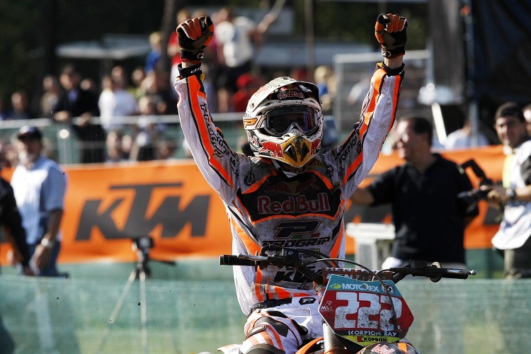 Einer der vielen Meilensteine: Tony Cairoli gewinnt 2010 seinen ersten von sechs WM-Titeln für KTM und Motorex