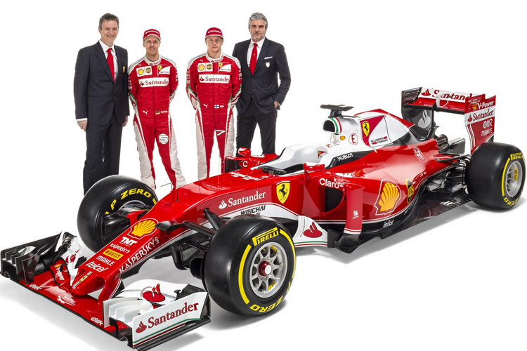 Der neue Ferrari von Sebastian Vettel und Kimi Räikkönen, links Technikchef James Allison, rechts Teamchef Maurizio Arrivabene