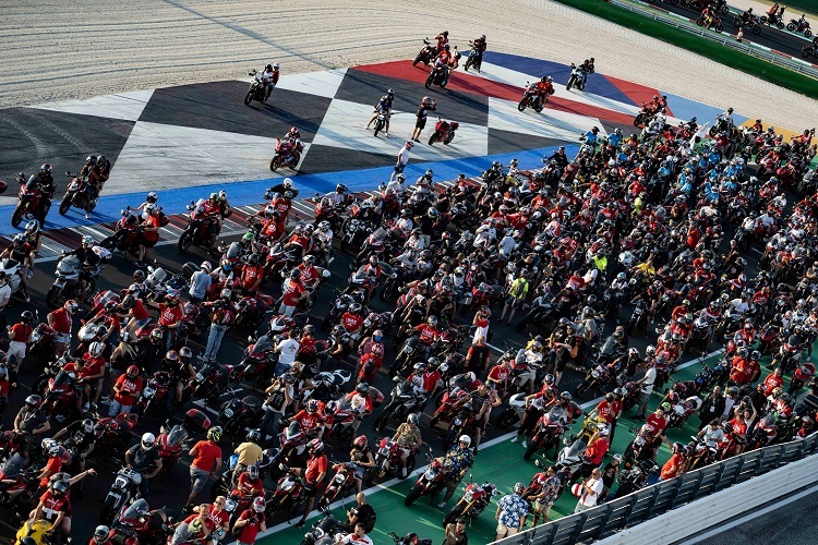 Irres Erlebnis: Mit Hunderten und Tausenden Ducatisti auf dem Misano Circuit 