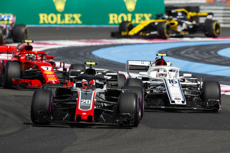 Drei Autos mit Motoren aus Maranello: Haas, Sauber, Ferrari