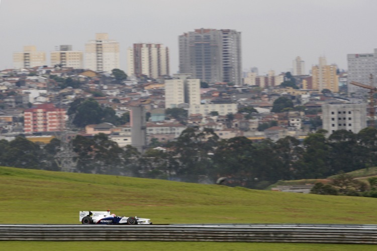 Robert Kubica vor den Häuserschluchten von Sao Paulo.