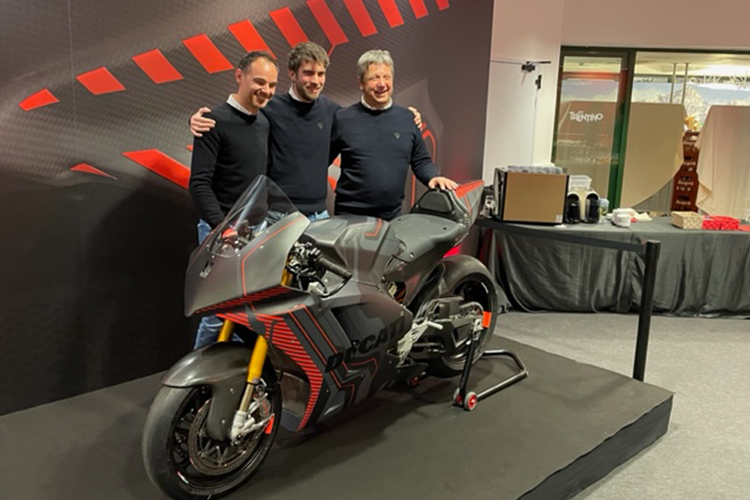 Giulio Fabbri, Claudio Fonti und Roberto Canè (ganz rechts) mit der MotoE-Ducati