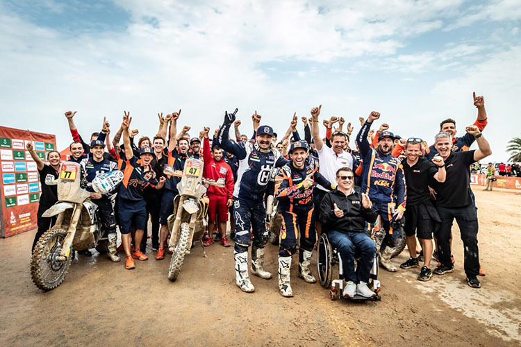 Pit Beirer jubelt mit den Top-3 der Dakar-Rallye: Price, Benavides und Howes (Husqvarna)