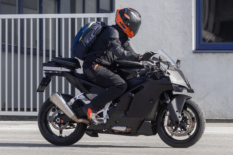 Sieht schon sehr serienreif aus und soll ab Frühling 2025 der Aprilia RS660 einheizen: KTM 990RC R