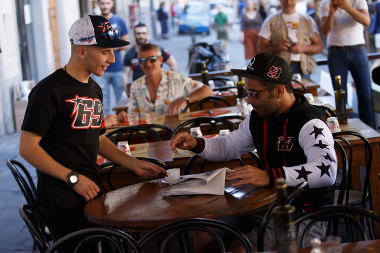 Danilo Petrucci (rechts) liess sich von Migno einen Espresso servieren