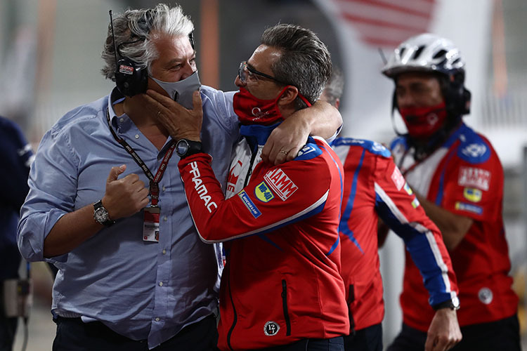 Francesco Guidotti mit Pramac-Teambesitzer Campinoti nach der Pole-Position von Rookie Jorge Martin in Doha 2021